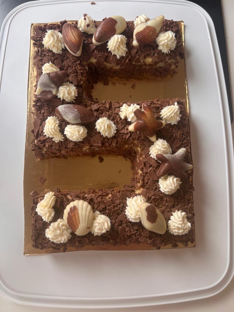 Lettertaart E met chocolade en Guylian, gemaakt door Ma-Ma's Toertjes