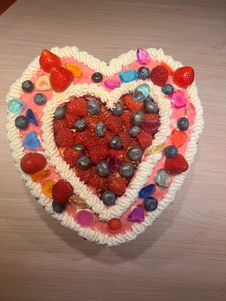 Hartvormige taart met fruit en snoepjes, gemaakt door Ma-Ma's Toertjes