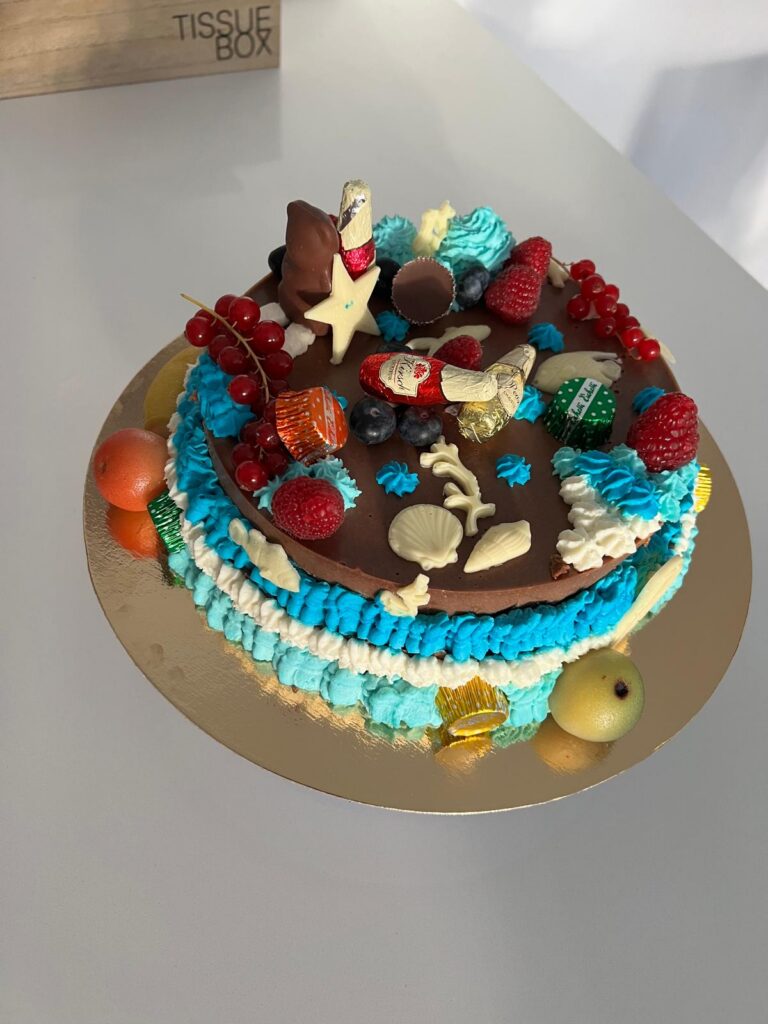 Taart met turquoise botercrème en snoep, gemaakt door Ma-Ma's Toertjes