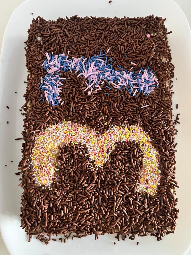 Lettertaart M met chocoladehagelslag, gemaakt door Ma-Ma's Toertjes