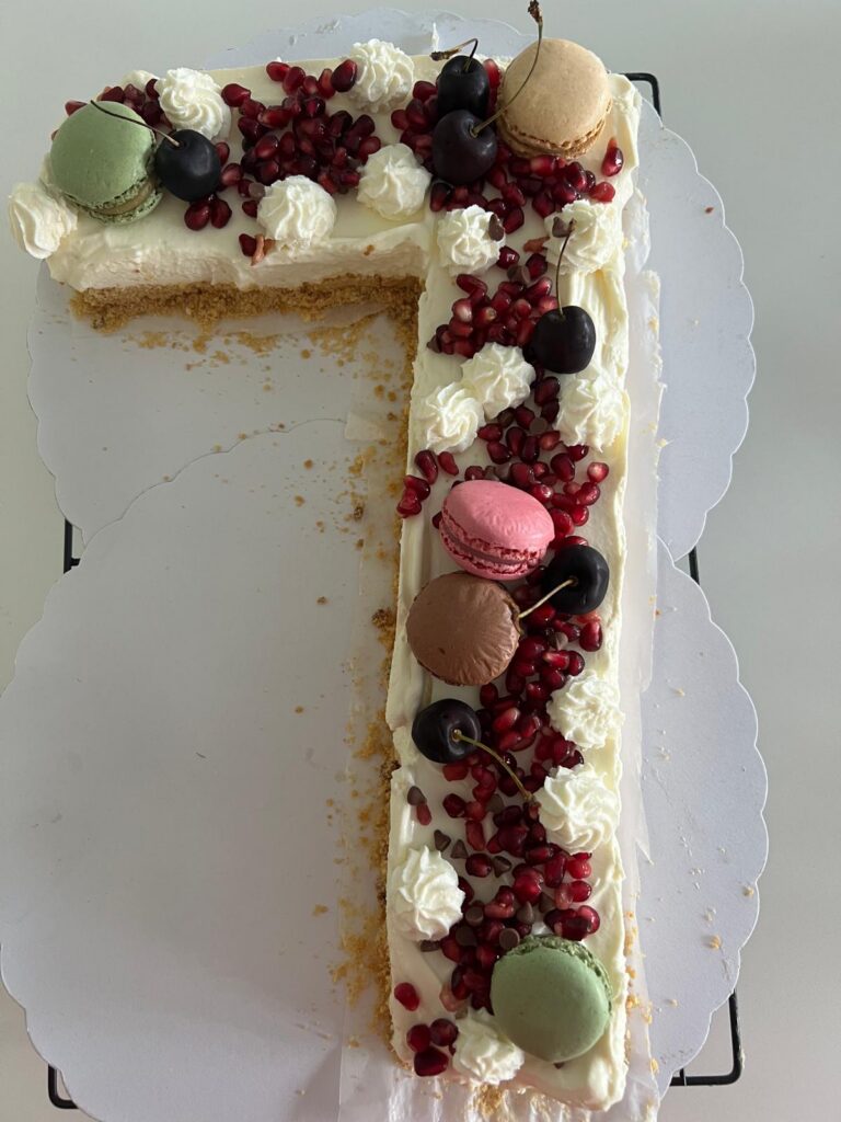 Cijfertaart 7 met fruit en macarons, gemaakt door Ma-Ma's Toertjes