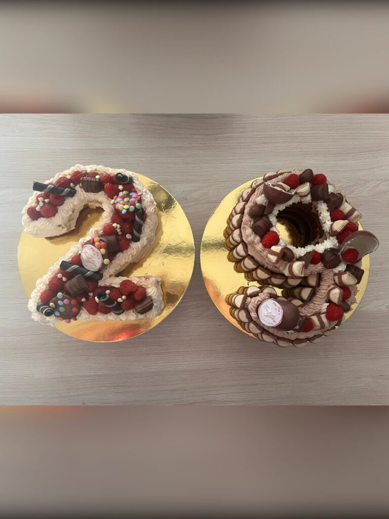 Cijfertaart 29 met frambozen, macarons en chocolade, gemaakt door Ma-Ma's Toertjes