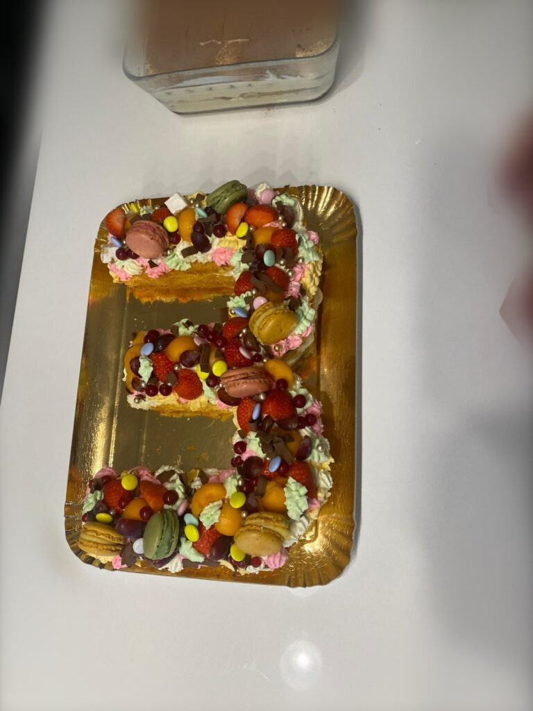Cijfertaart met snoep en fruit op gouden plaat, gemaakt door Ma-Ma's Toertjes