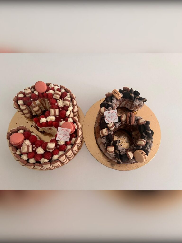 Twee cijfertaarten 3 en 6 met frambozen en macarons, gemaakt door Ma-Ma's Toertjes