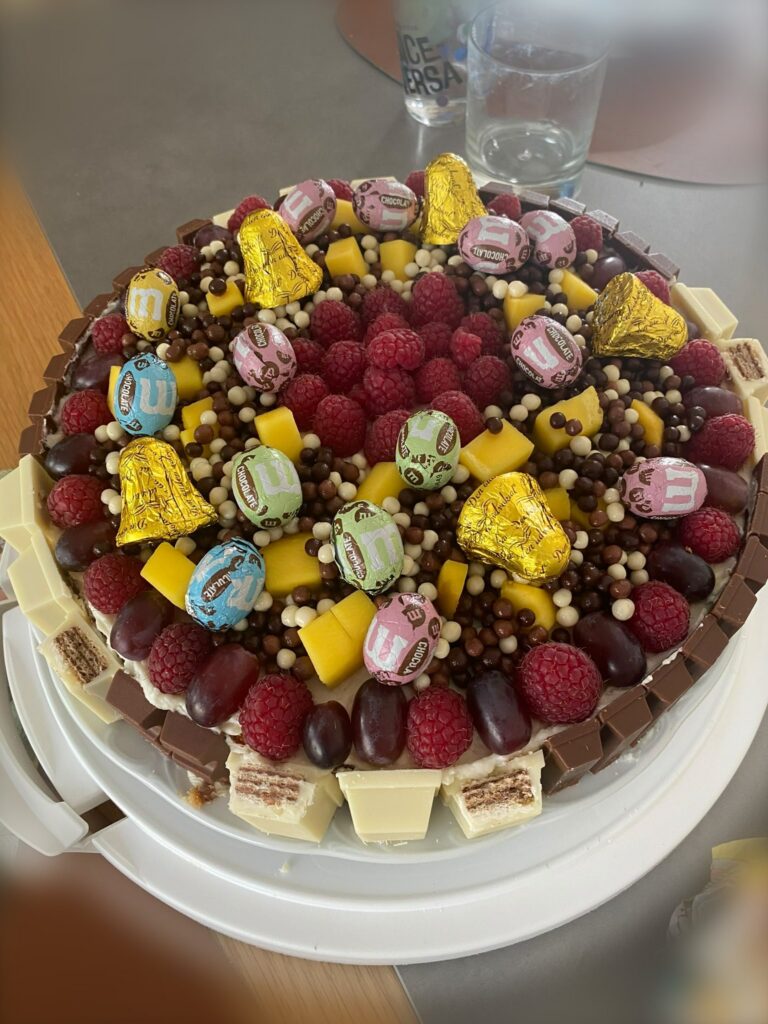 Taart met snoep en fruit, gemaakt door Ma-Ma's Toertjes