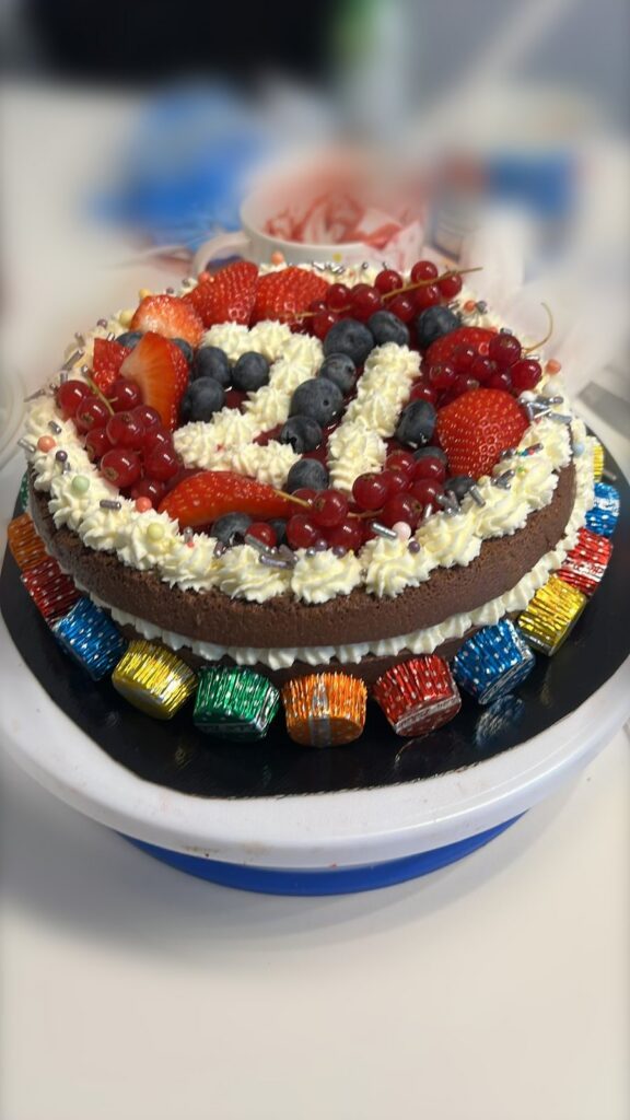Taart met fruit en chocolade, gemaakt door Ma-Ma's Toertjes