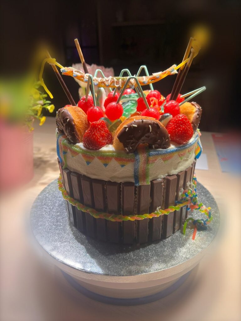 Hoge drip cake met snoep, gemaakt door Ma-Ma's Toertjes