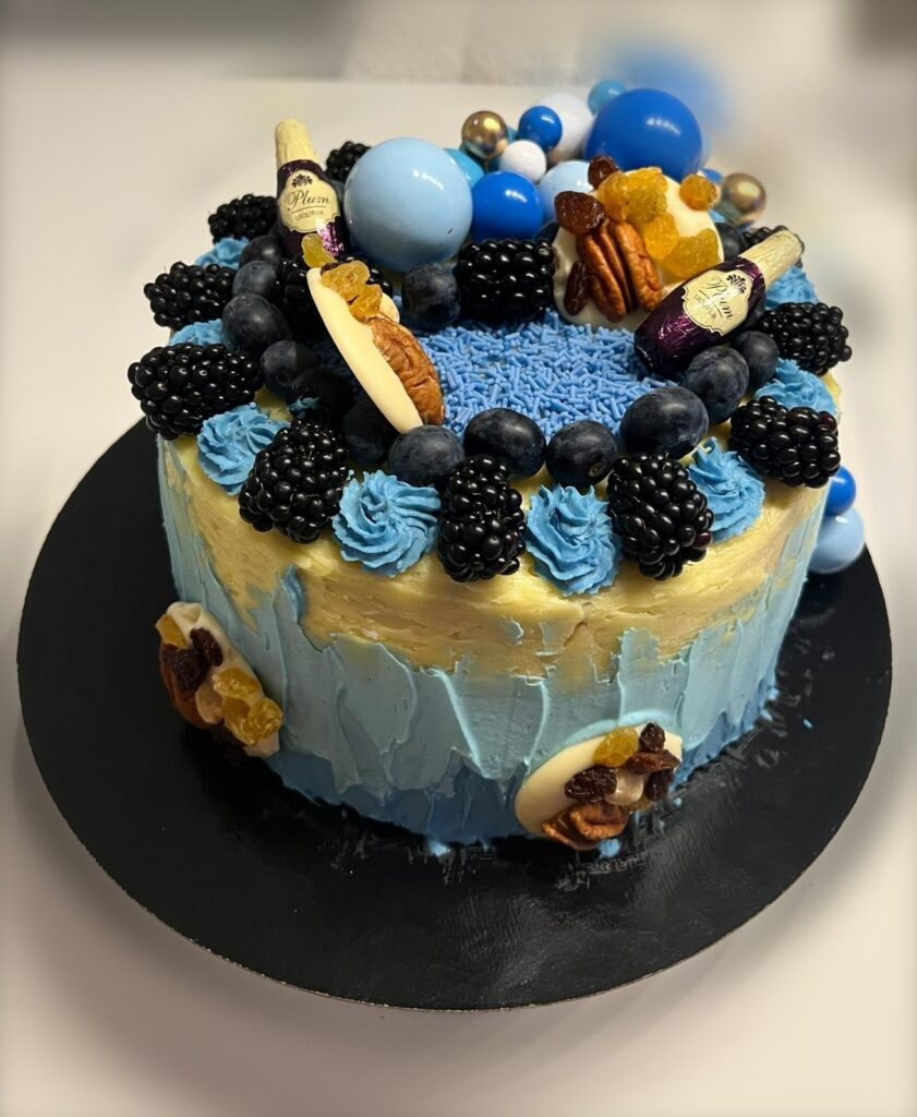 Blauwe drip cake met bessen, gemaakt door Ma-Ma's Toertjes