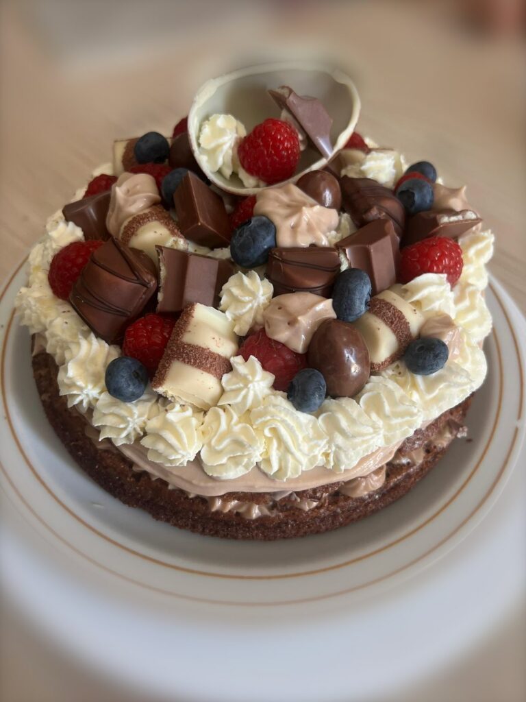 Chocoladetaart met Kinder en fruit, gemaakt door Ma-Ma's Toertjes