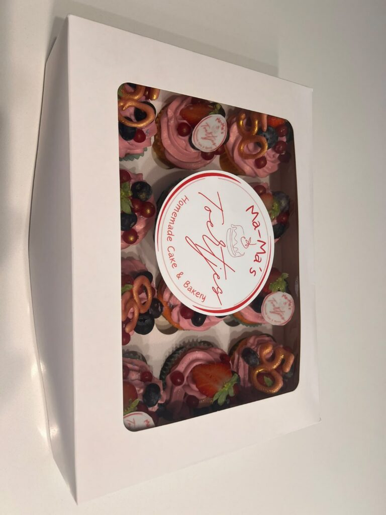 Doos cupcakes met logo-sticker van Ma-Ma's Toertjes