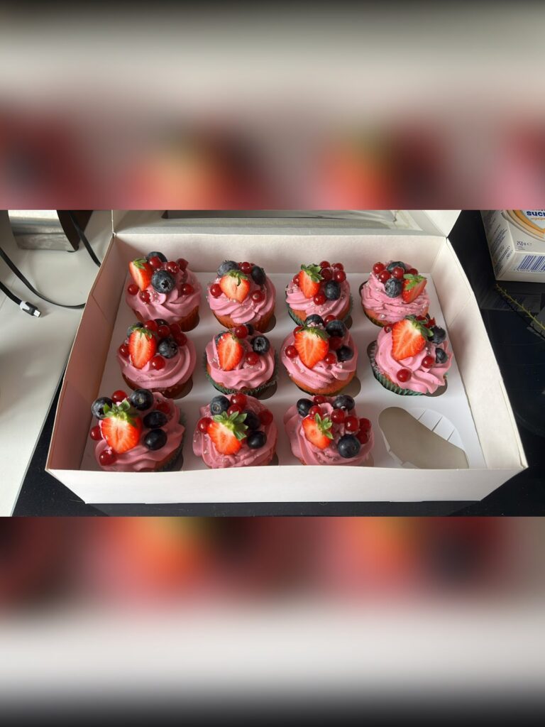 Doos roze cupcakes met aardbei van Ma-Ma's Toertjes