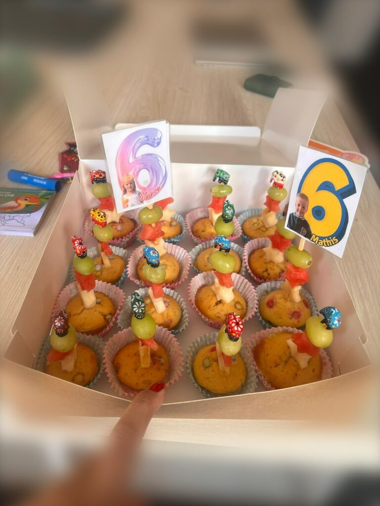 Cupcakes in doos met cijferkaarsjes, gemaakt door Ma-Ma's Toertjes