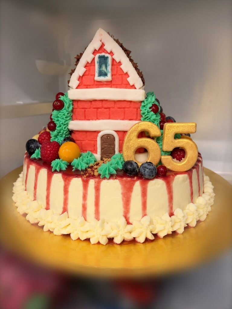 Huisvormige drip cake met cijfer 65, gemaakt door Ma-Ma's Toertjes