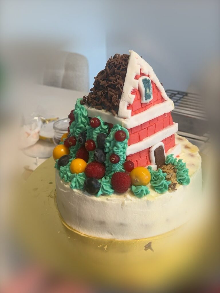 Zijkant van de huisvormige drip cake, gemaakt door Ma-Ma's Toertjes